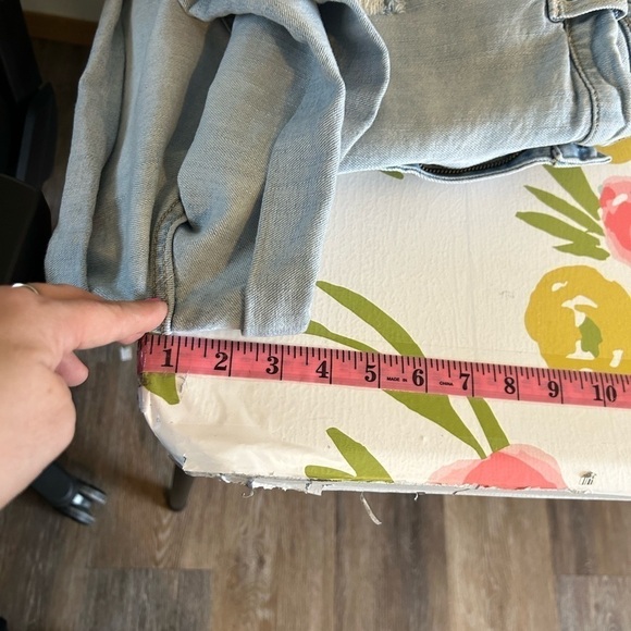 Old Navy boyfriend size 16 light wash denim distressed shorts - Picture 7 of 9